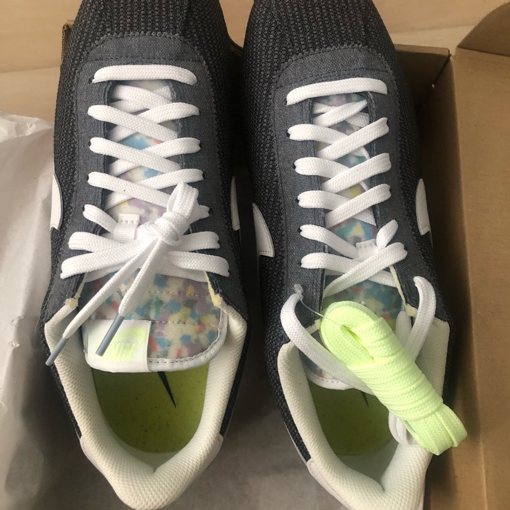 Nike Mens NIB 10.5 M 12 W